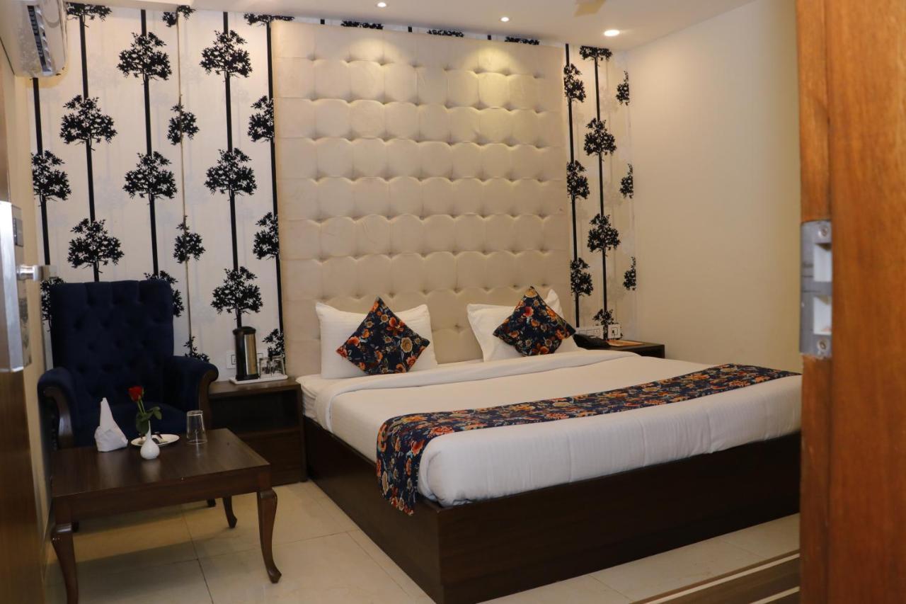 Hotel S C Residency Zirakpur 外观 照片